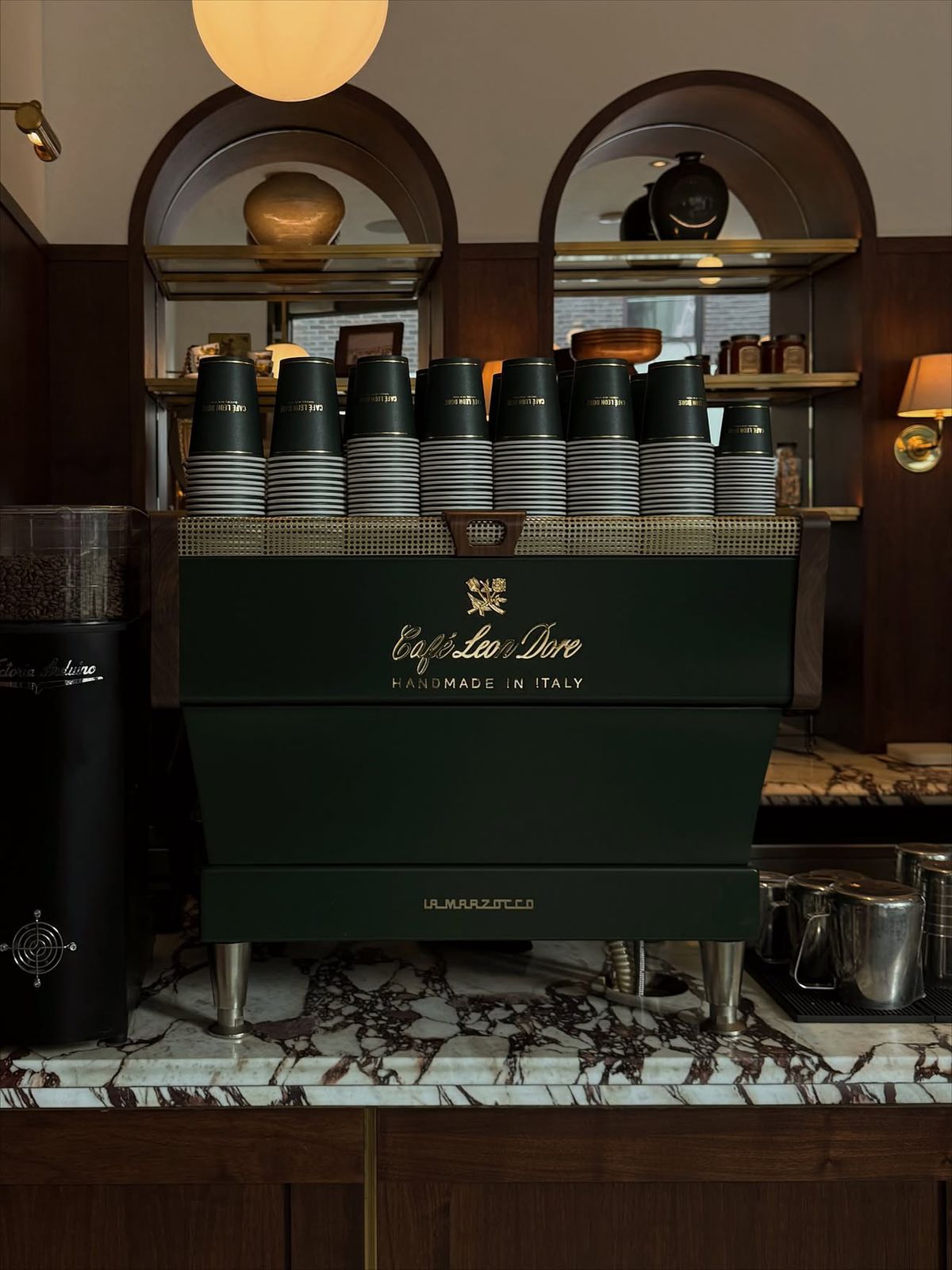 Koffiebar met groene espressomachine