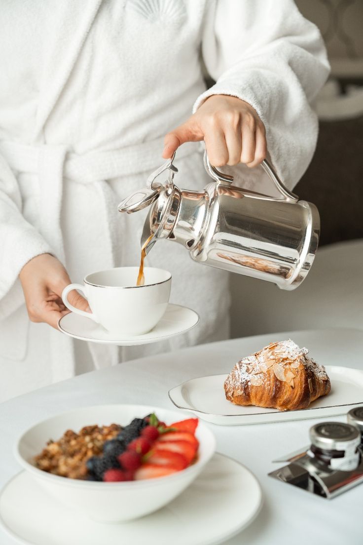 Koffie wordt ingeschonken bij het ontbijt